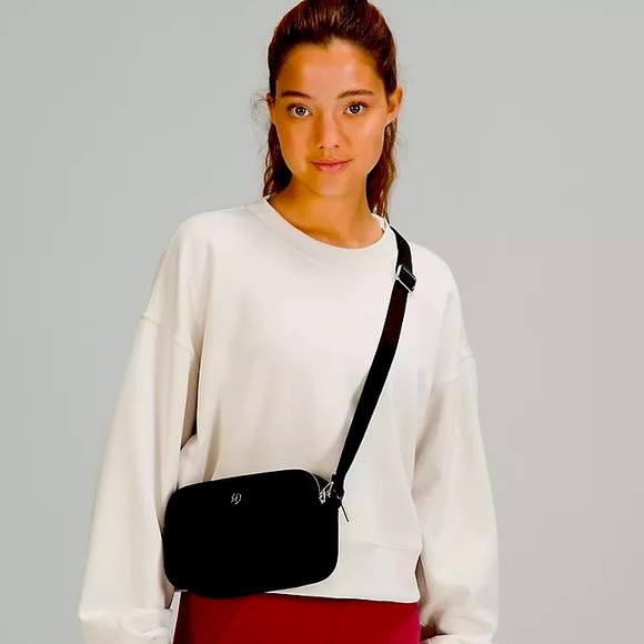 NWT Lululemon Crossbody Camera Bag 2L - Picture 2 of 4